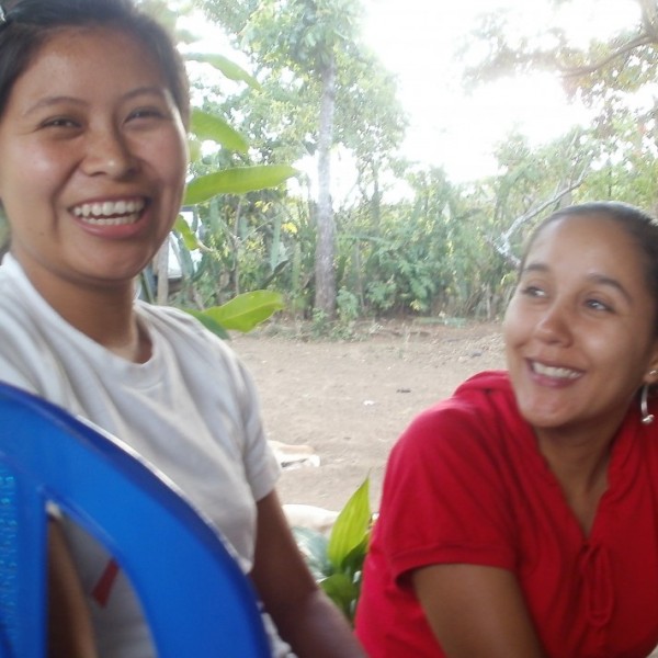Une participante à un atelier de sensibilisation à la santé sexuelle et reproductive, avec une accompagnatrice. Matagalpa, Nicaragua, 2010.